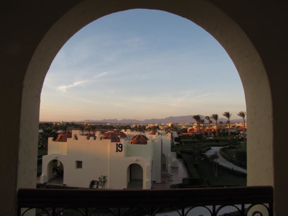 Blick vom Zimmer auf die Hotelanlage SUNRISE Royal Makadi Resort