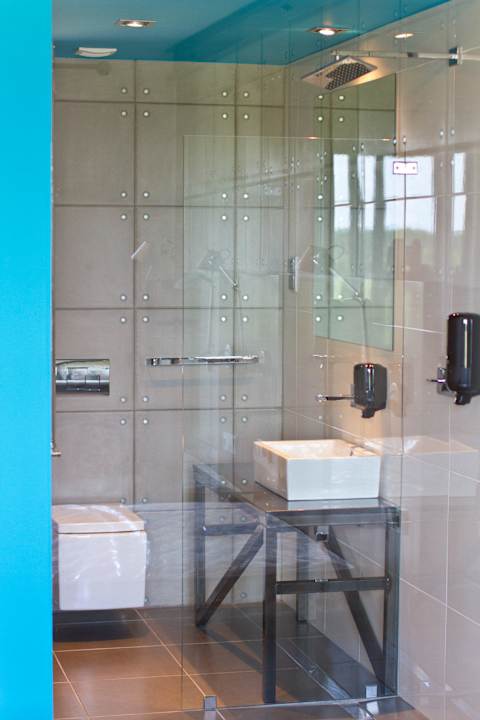 DBL_turkus_z_przeszkloną_łazienką Artis Loft Hotel