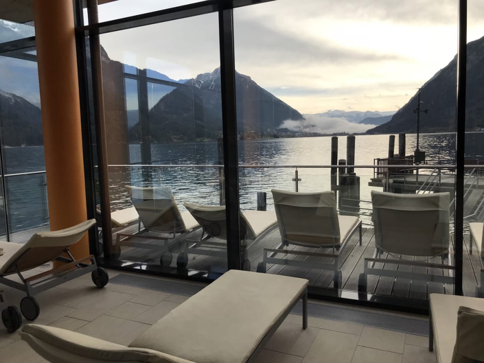 Vom Wellnesse-Liegebereich zum Aussenbereich und See aja Fürstenhaus am Achensee
