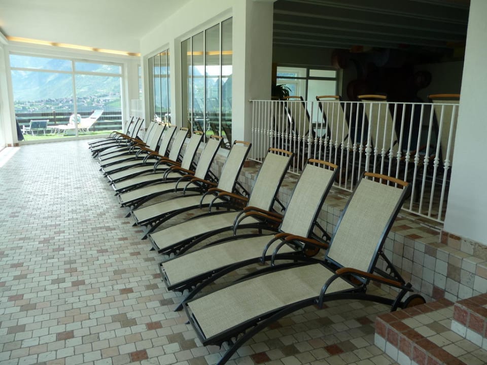 Liegebereich im Hallenbad Hotel Taushof