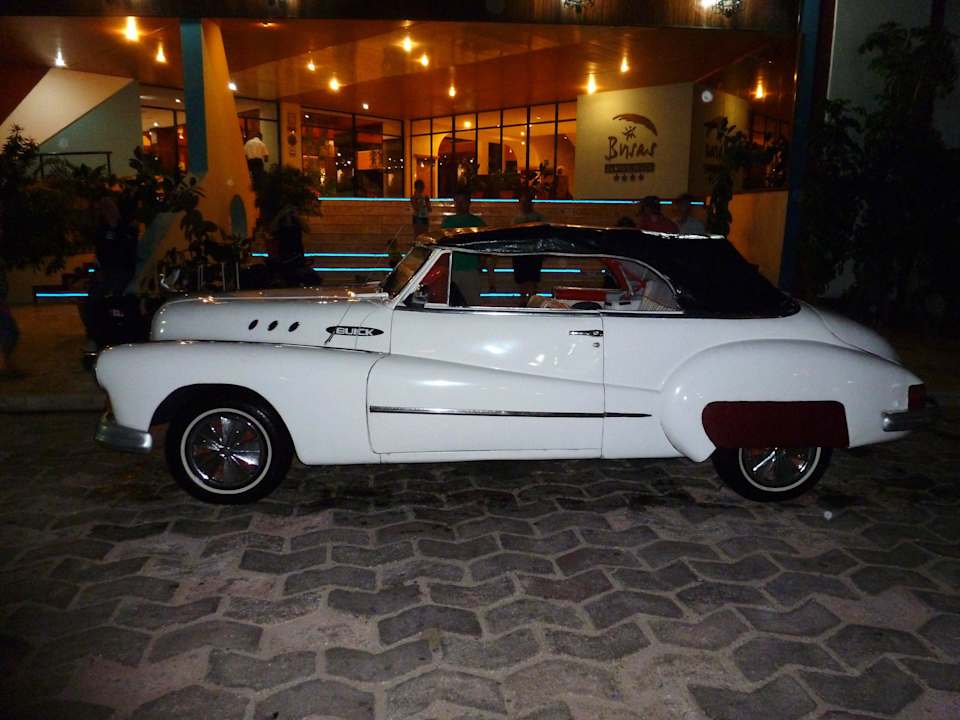 Vor dem Haupteingang Brisas Guardalavaca Hotel & Villas