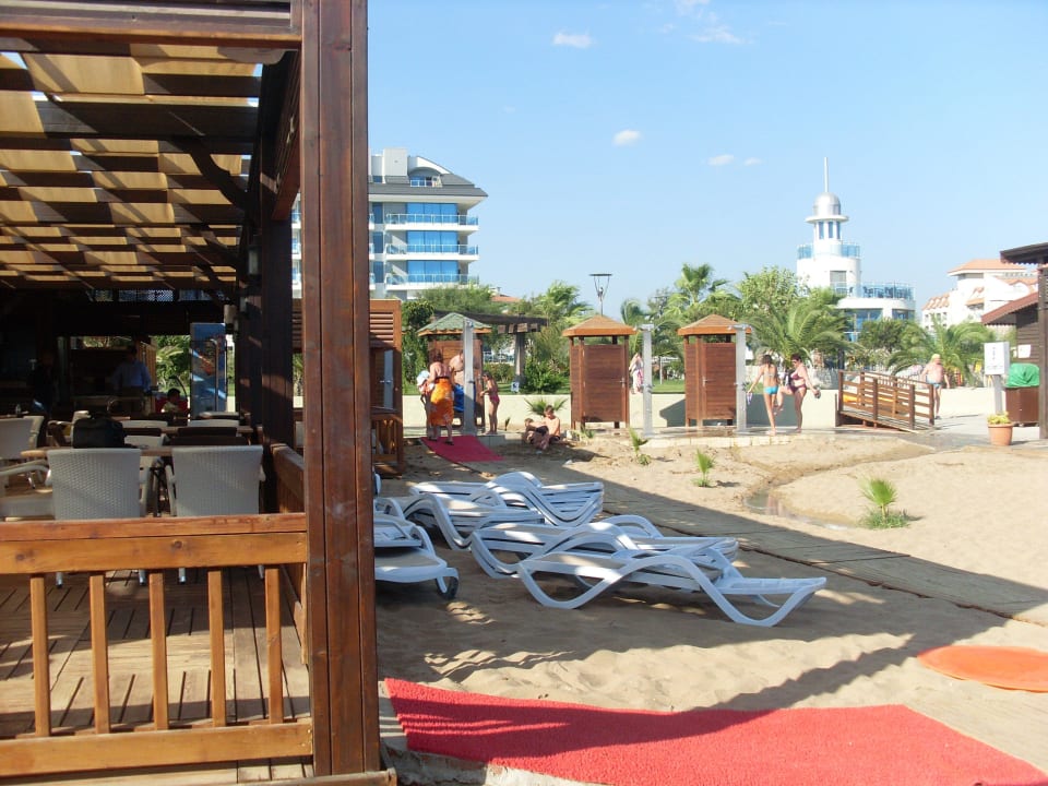 Strandbar und Dusche Side Breeze Hotel