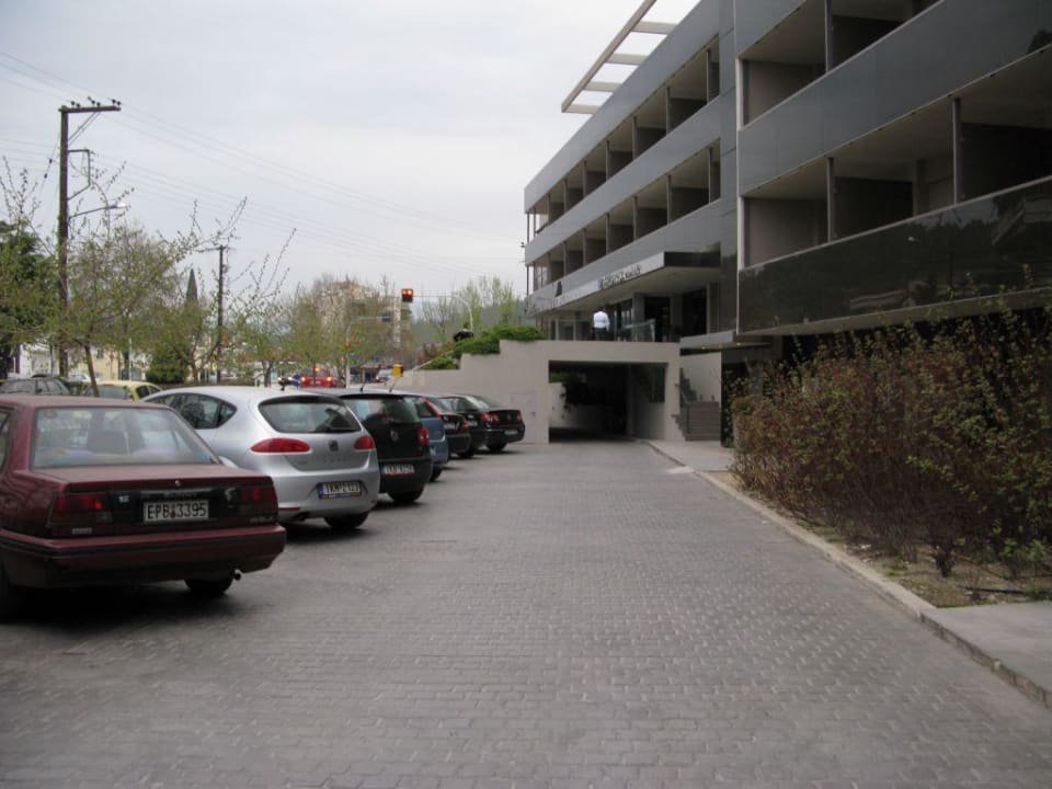 Parkplatz vor der Tür Hotel Philippos Xenia