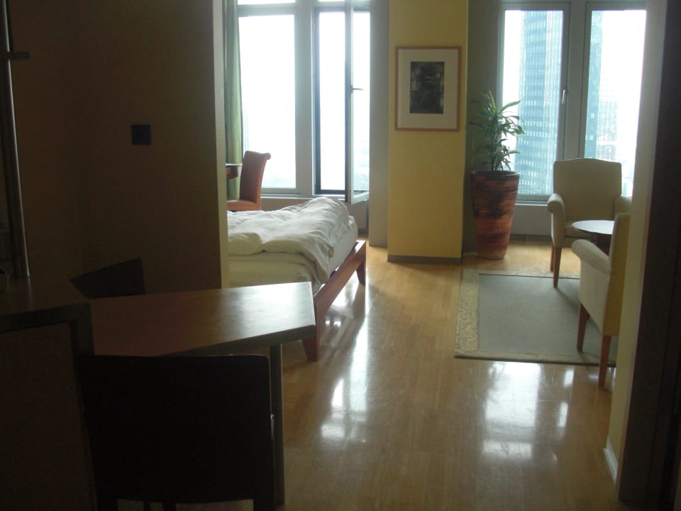 Eingang im Zimmer INNSIDE by Meliá Frankfurt Eurotheum