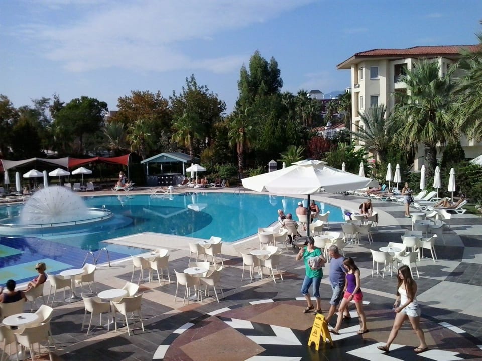 Blick vom Hauptrestaurant auf den Pool Le Jardin Resort