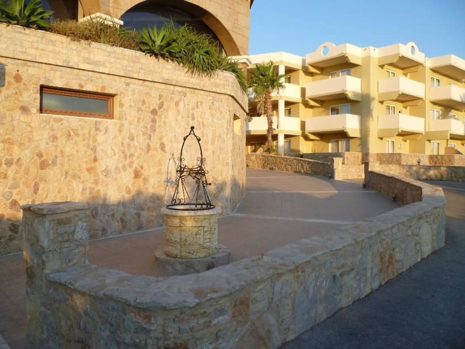 Versteckter Brunnen  Hotel Kalithea Horizon Royal