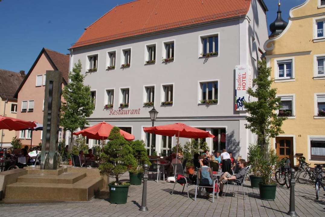 Front mit Terrasse Hezelhof's Radl-Hotel