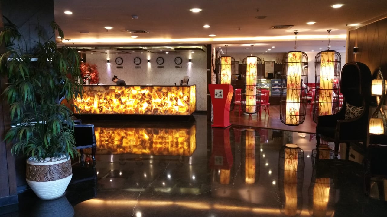 Reception und Café O2 Hotel