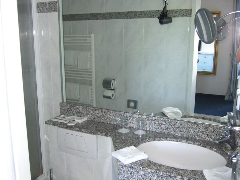 Bad im Doppelzimmer Golfhotel Kaiserin Elisabeth