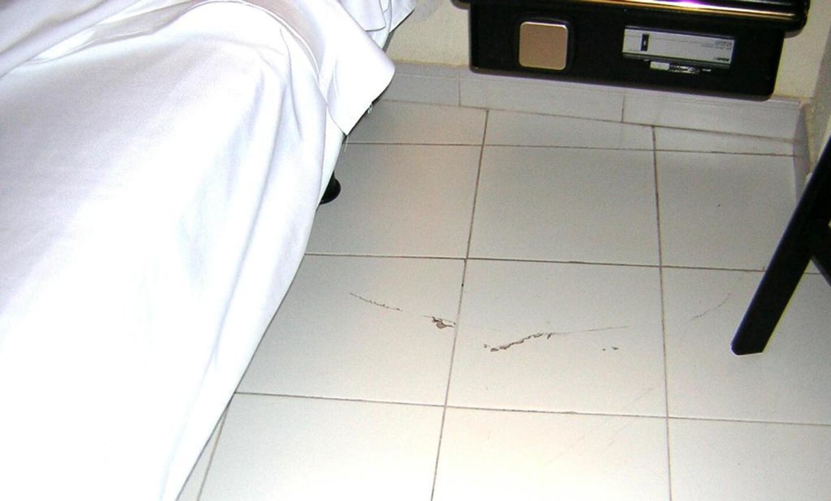 Zerbrochene Fliesen im Zimmer Mediterranean Palace Hotel
