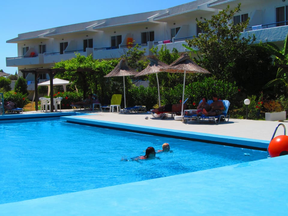 Pool mit viel Grün Costa Angela Seaside Resort