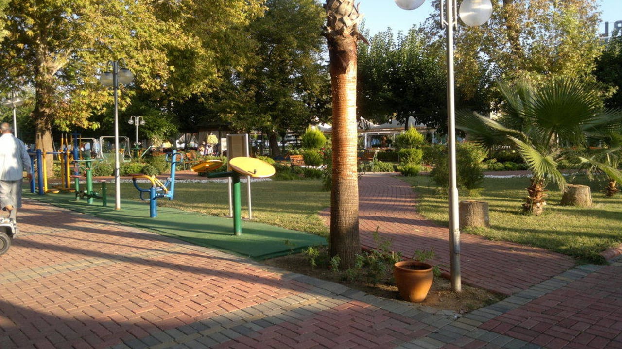 Gartenanlage mit Spielgeräten Lonicera Resort & Spa Hotel