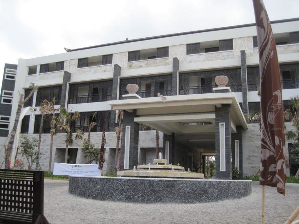Hauptgebäude The Seminyak Beach Resort & Spa