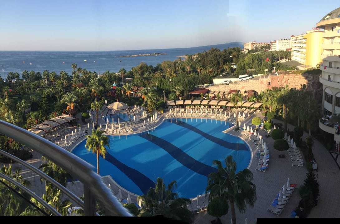 Blick auf den Pool Saphir Resort & Spa