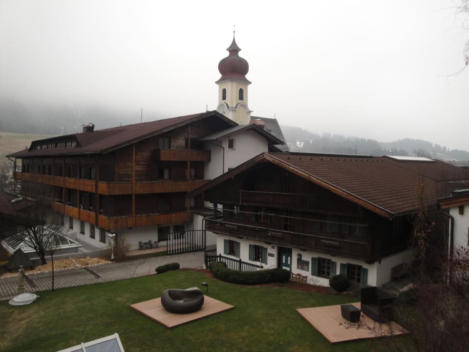 Blick zum Zöhrerhaus und Dorfkirche Posthotel Achenkirch