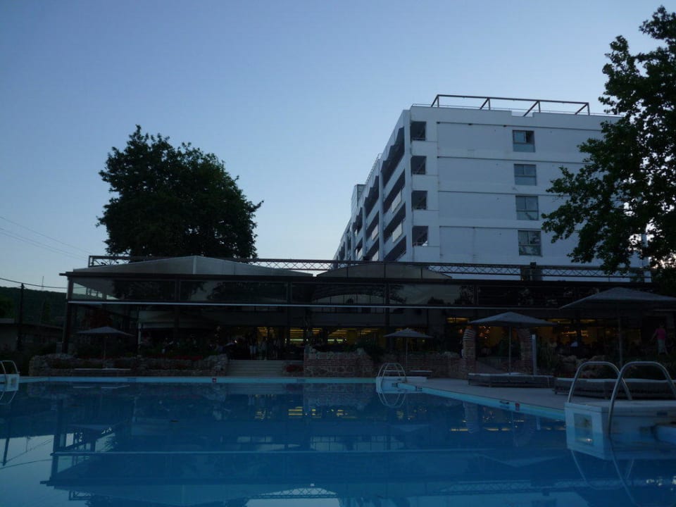 Poolanlage hinten Cronwell Platamon Resort