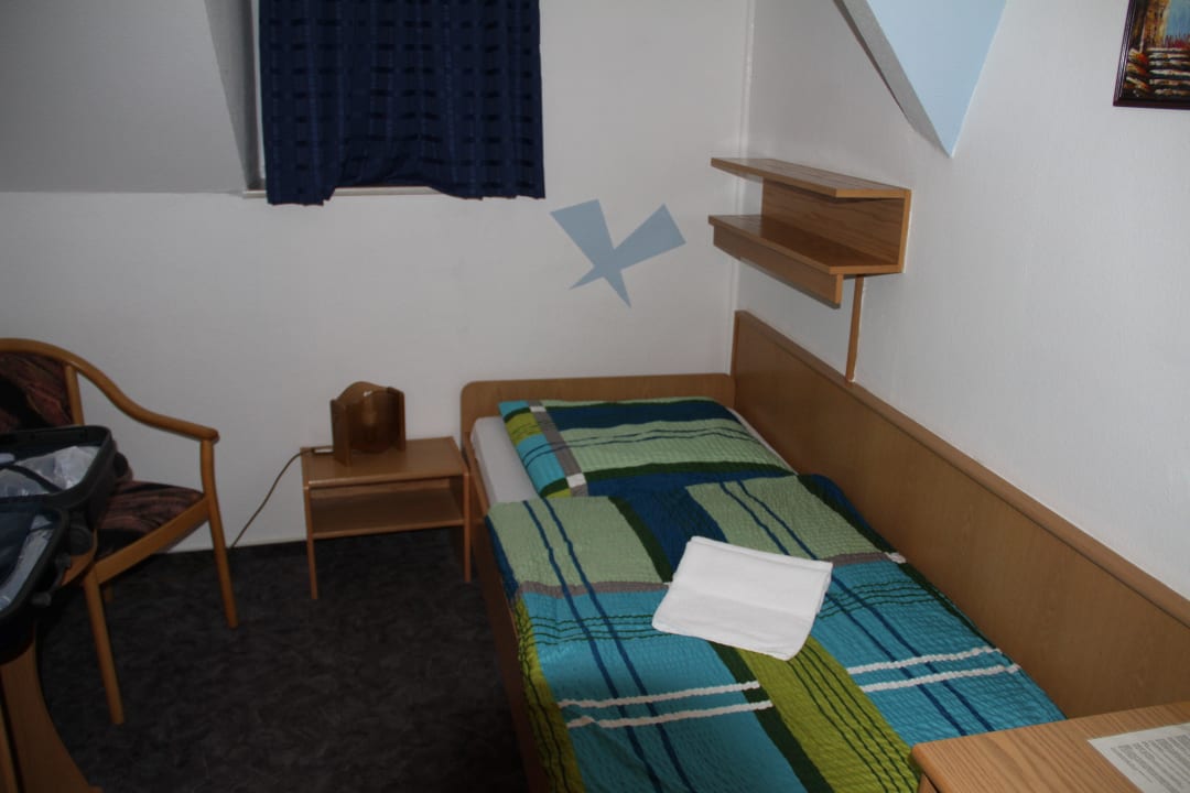 EZ im DG, schmal wie ein Handtuch. Hotel Rathaus Jöhstadt