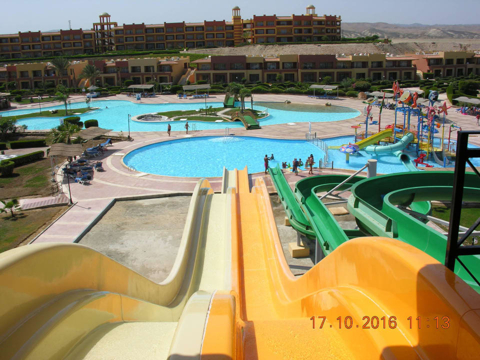 Widok z góry na lewe skrzydło hotelu Malikia Resort Abu Dabbab