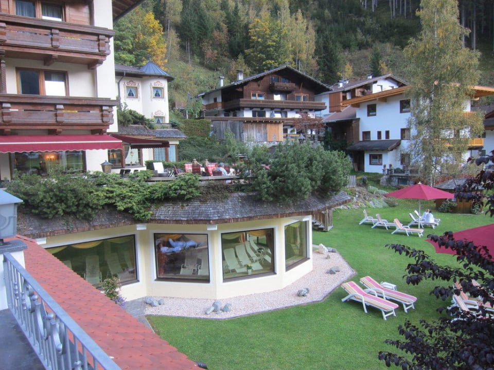 Außenansicht auf die Poolanlage Vitalhotel Edelweiss