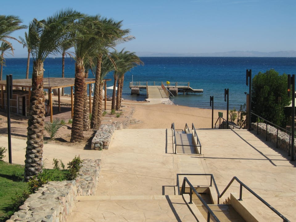 Treppe zum Strand mit Bootssteg Retac Qunay Dahab Resort and Spa