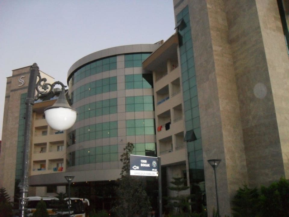 Hotel von der Straße aus Saphir Resort & Spa