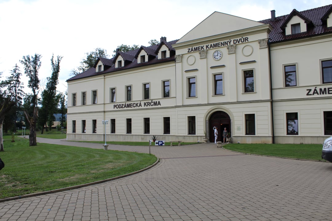 Außenansicht Zámek Kamenný dvůr