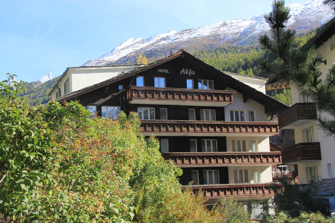 Aussenansicht im Sommer Swiss Lodge Hotel Alfa Zermatt