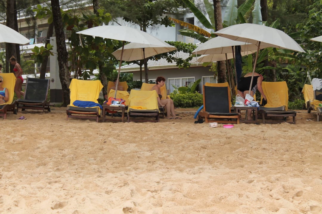 Liegen im Schatten am Hotelstrand SENTIDO Khao Lak