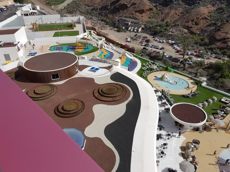 Blick auf das Entertainment-Center Hard Rock Hotel Tenerife