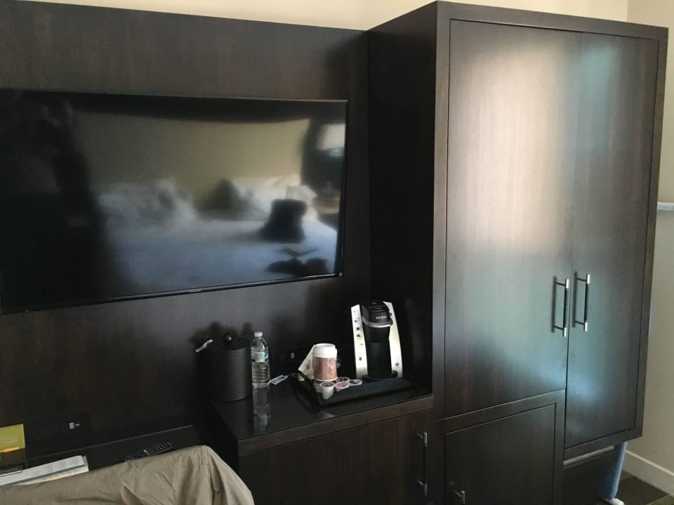 TV, Kaffemaschine und Schrank mit Safe Hilton Garden Inn New York/Times Square Central