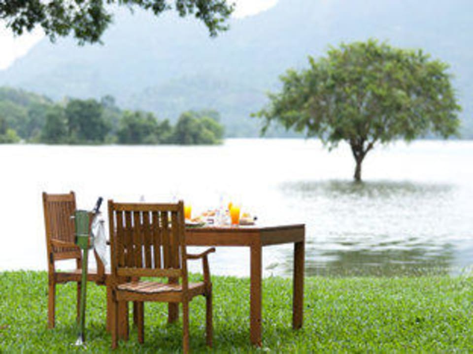 Breakfast by the garden Hotel Amaya Lake