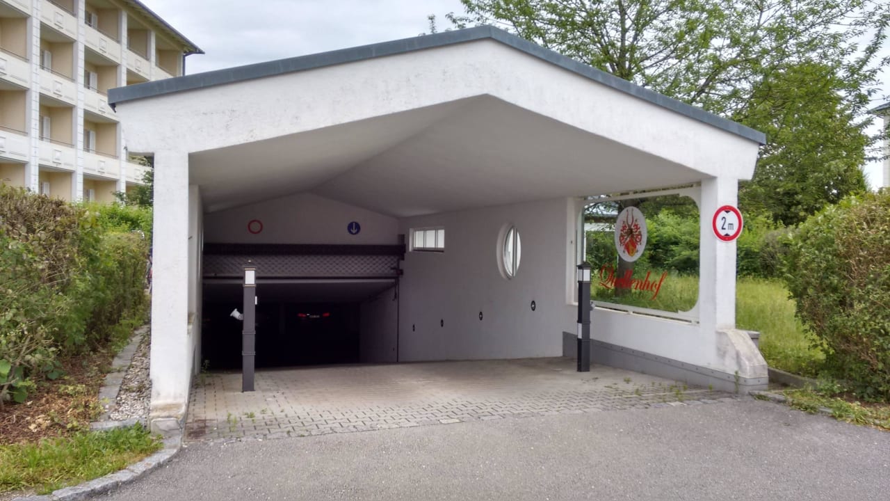 Einfahrt zur Tiefgarage Thermenhotel Quellenhof