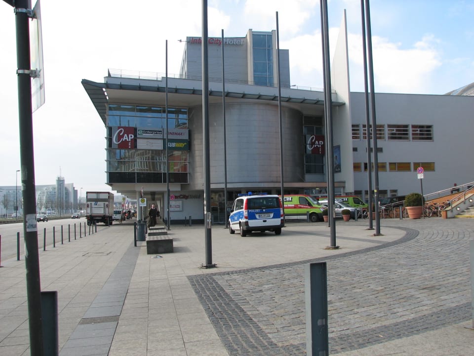 Vom Bahnhofsvor platzgesehen IntercityHotel Kiel