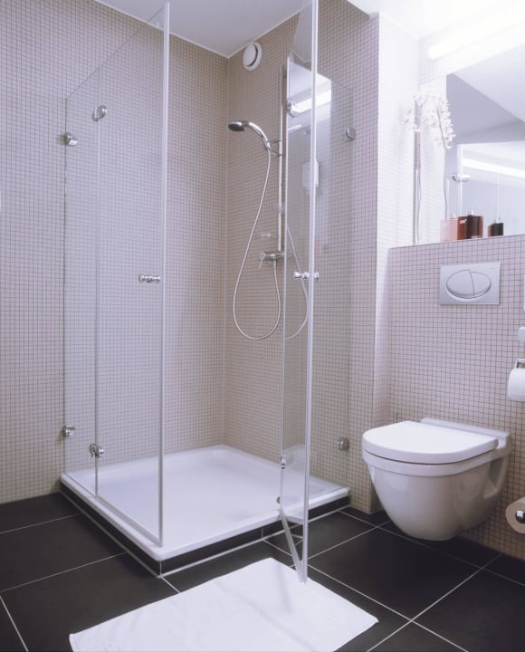 WC / Dusche Standardzimmer Vienna House Easy by Wyndham Stuttgart