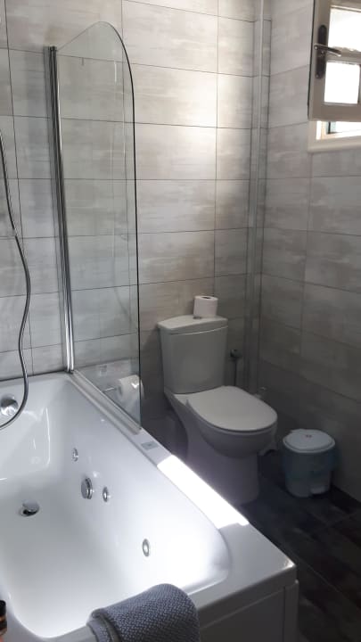 Bad mit Whirlwanne CORFU PELAGOS HOTEL