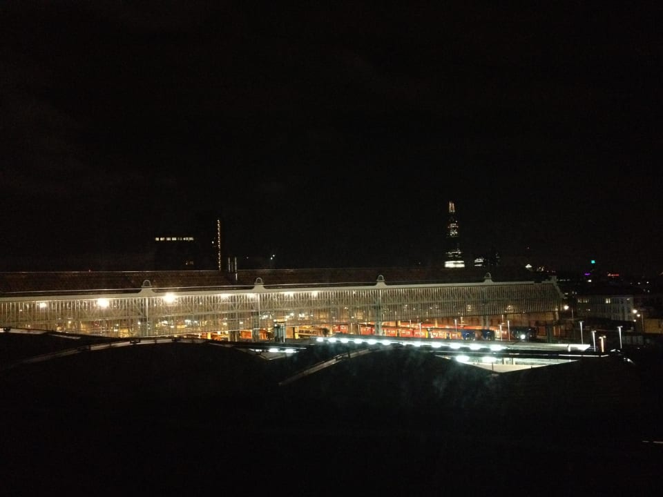 Ausblick bei Nacht auf Bahnhof Park Plaza County Hall London