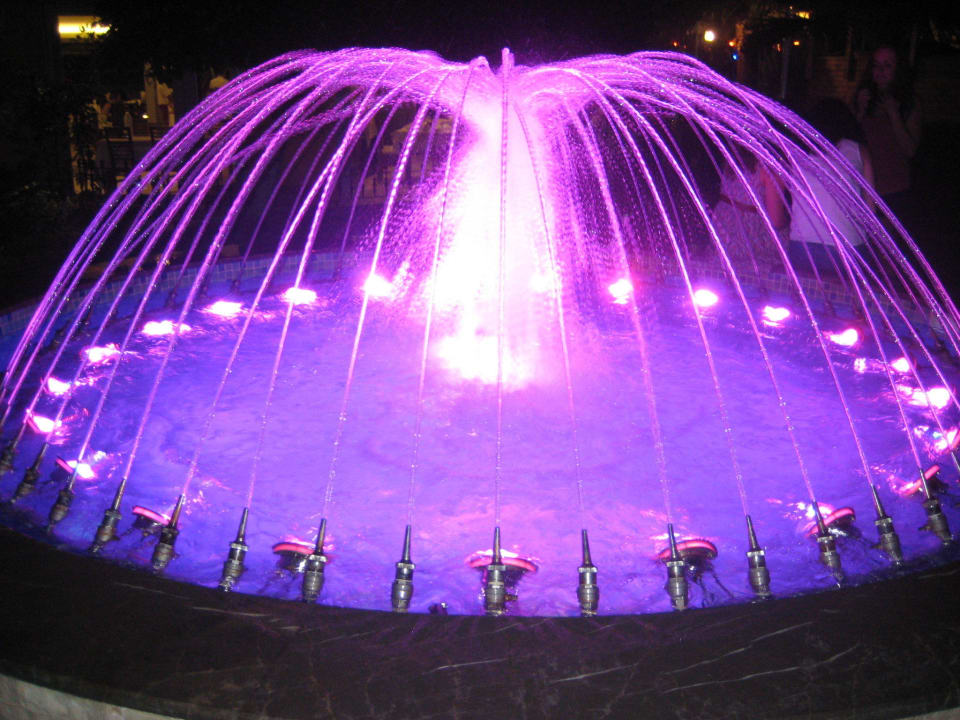 Abends überall leuchtende Springbrunnen My Home Resort