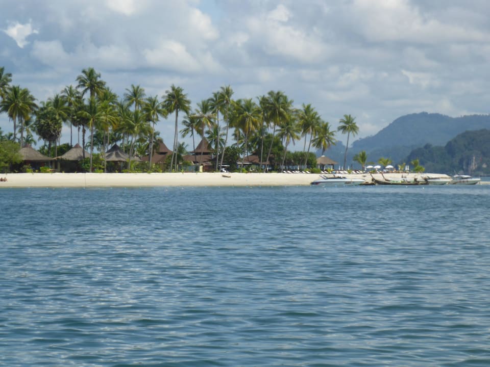 Aufblick vom Schiff auf Hotelanlage Koh Mook Sivalai Beach Resort