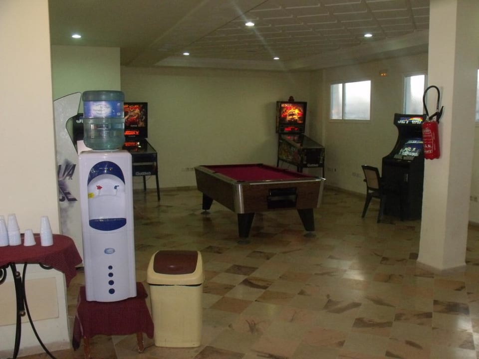 Kleine Spielhalle im Barbereich Djerba Castille