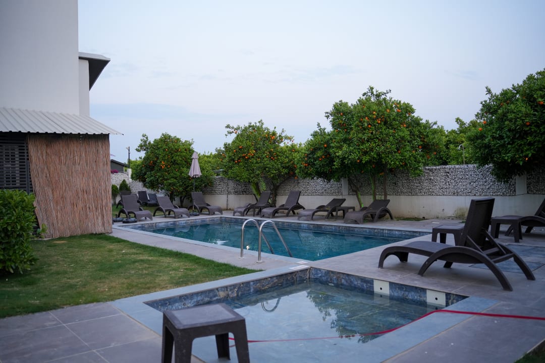 Pool Side Mira Palace & Spa