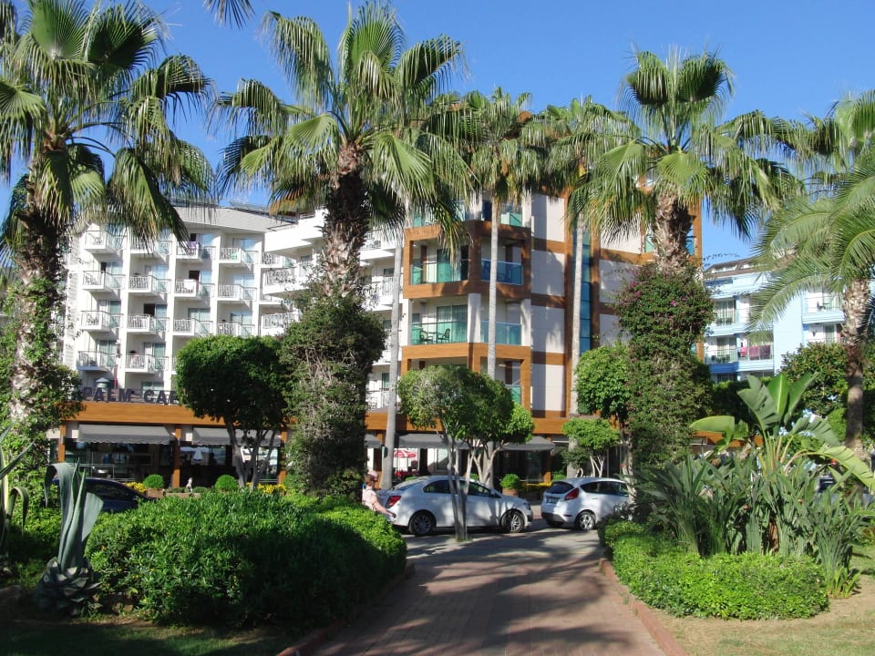 Aus dem vorgelagerten Park fotografiert Riviera Hotel & Spa