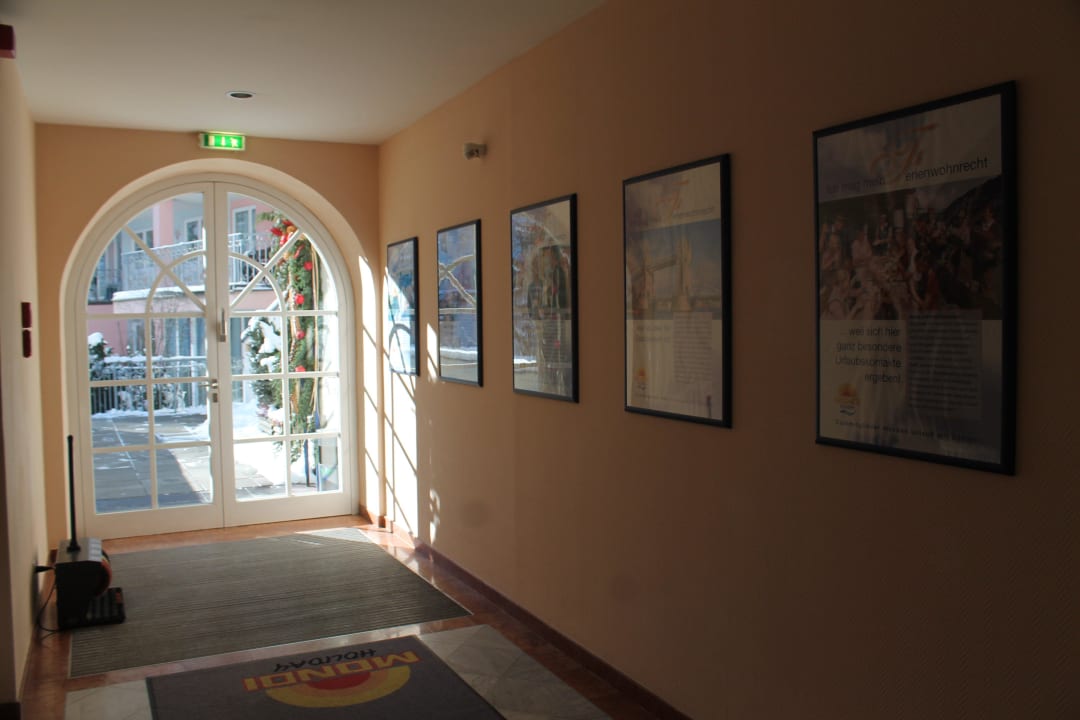 Eingang vom Alpenhof - einem Haus vom Bellevue MONDI Hotel Bellevue Gastein