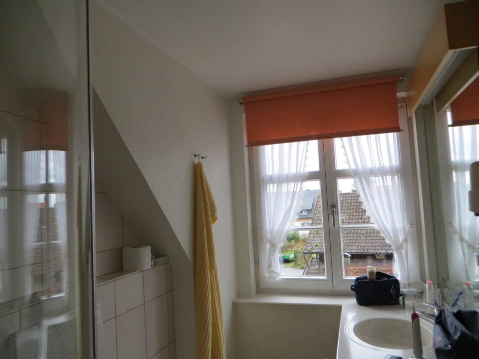 Badezimmer mit Rollo Hotel-Gasthof Zur Kapelle