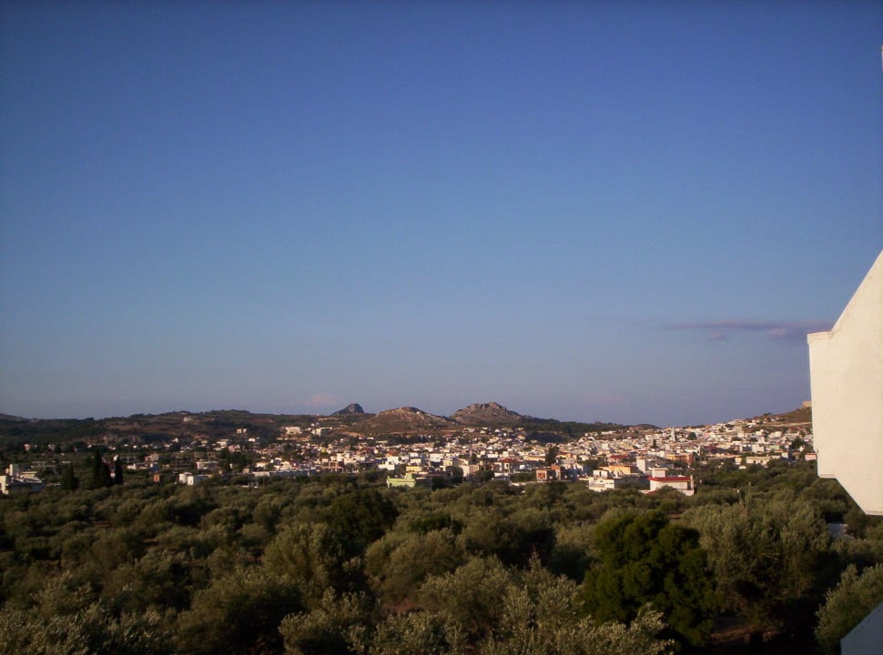 Blick von großen balkon auf die stadt achangelos Hotel Karavos