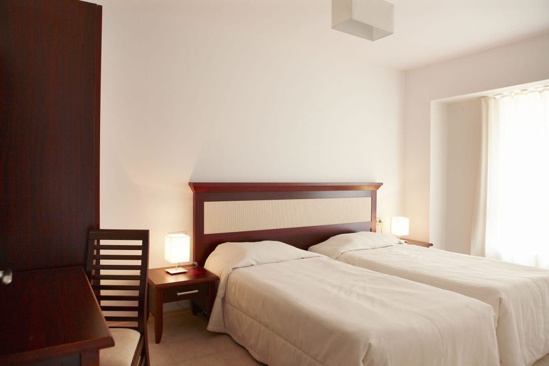 Спалня в апартаментах Ofir Luxury Apartments