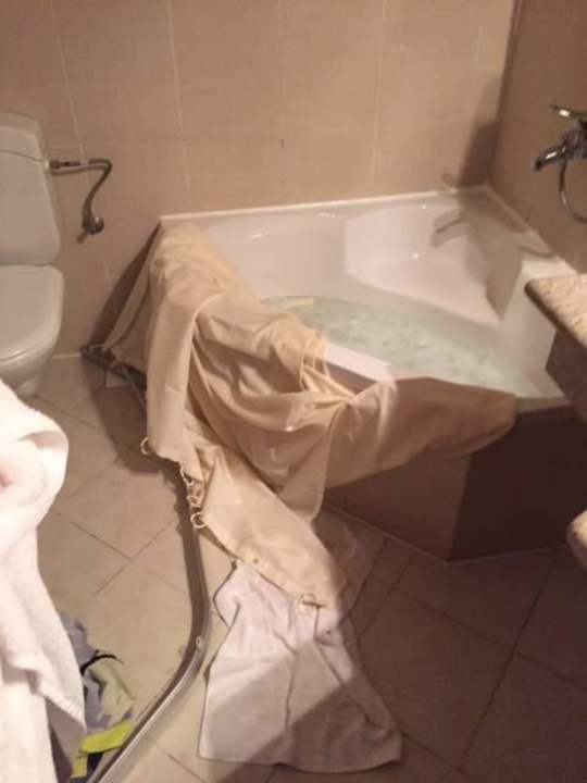 Duschvorhang einfach so abgefallen beim duschen Golden Beach Resort