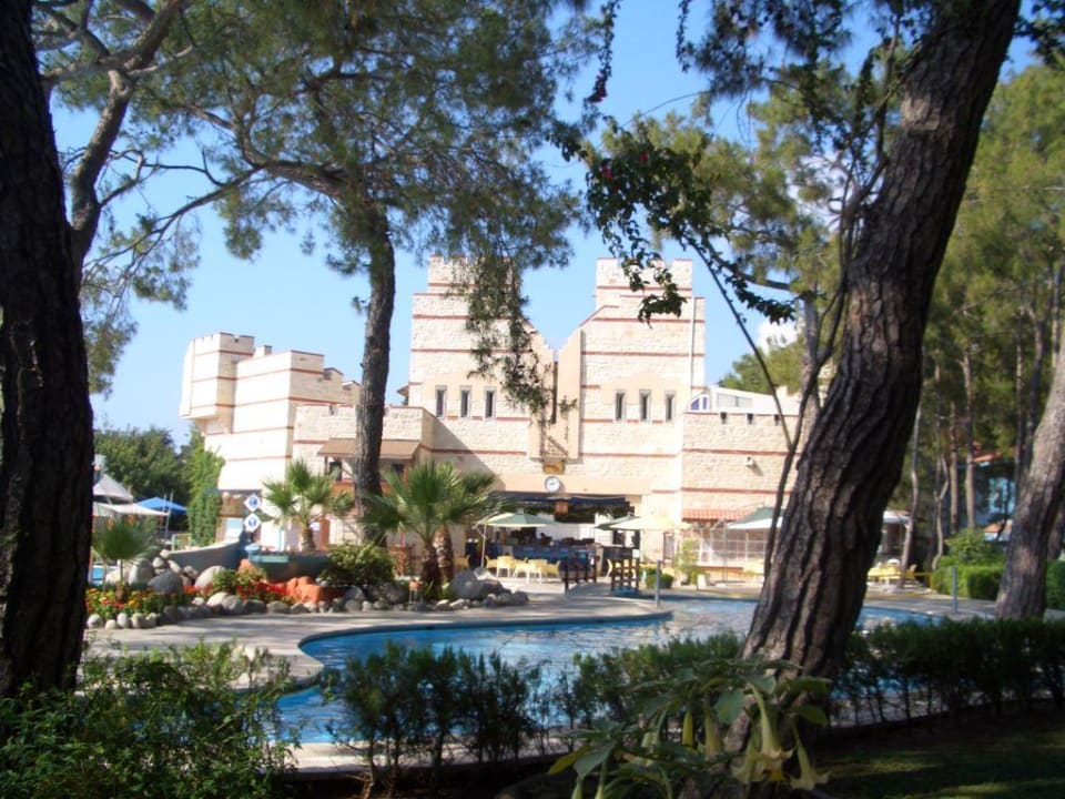 Pool mit Theater in Form einer Burg Ulusoy Kemer Holiday Club