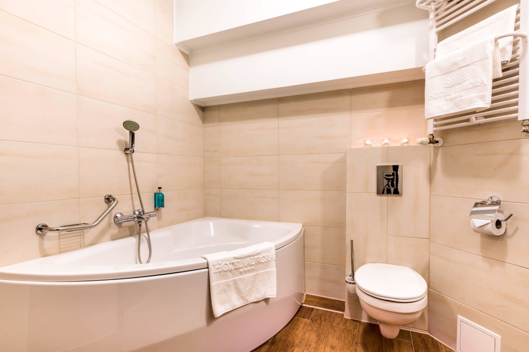 Łazienka z wanną Hotel Aurora Family & SPA