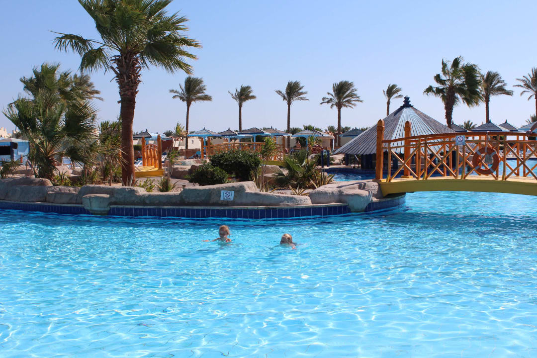 В бассейне SUNRISE Royal Makadi Resort