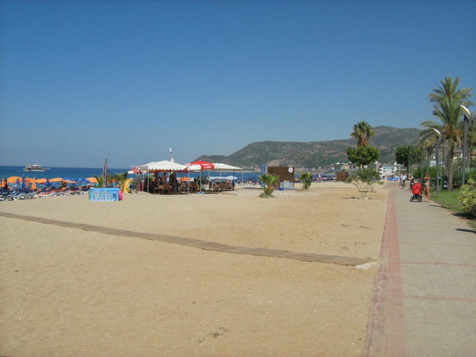 Weg zum Hotelstrand Riviera Hotel & Spa